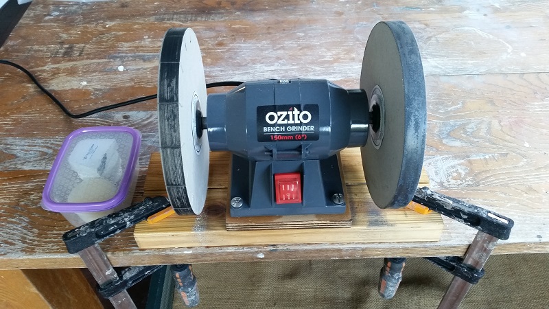 Sharpening knives using the Razor Sharp Edgemaking System on an Ozito bench  grinder